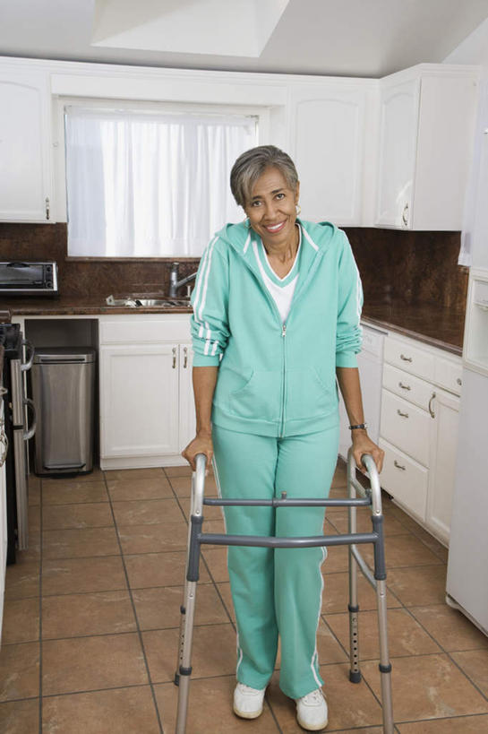 西方人,一个人,站,笑,微笑,露齿笑,竖图,室内,白天,正面,运动服,厨房,欧洲,非洲,黑人,欧洲人,仅一个女性,仅一个人,握,服装,电器,工具,冰箱,拿,拿着,注视,冷冻,冷柜,衣服,绿色,冷藏柜,观察,看,站着,器械,握着,服饰,仅一个老年女性,冷藏,拐杖,观看,储藏,察看,家电,家用电器,衣着,穿着,关注,医疗器械,助行器,辅助设备,保鲜,衣饰,老年女性,女人,女性,非洲人,站立,彩图,全身,灶间,四脚拐杖,助步器,运动装