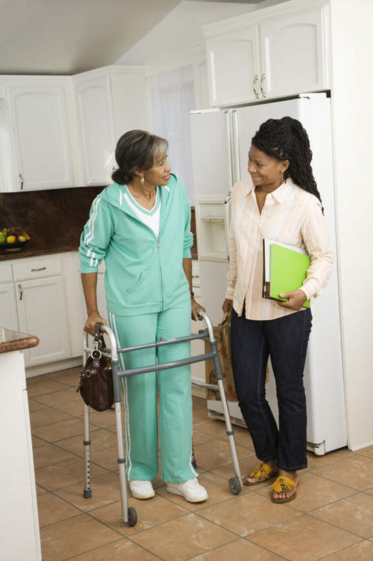 西方人,两个人,家庭,母亲,女儿,站,竖图,室内,白天,正面,厨房,地板,欧洲,非洲,黑人,欧洲人,握,服装,材料,档案,工具,文件,纸,地面,拿,拿着,注视,休闲装,木地板,衣服,手稿,资料,观察,看,站着,休闲,温暖,温馨,母女,一家人,休闲服,器械,母爱,握着,服饰,拐杖,观看,证明,和睦,察看,关注,文档,医疗器械,助行器,辅助设备,老年女性,女人,女性,中年女性,非洲人,站立,彩图,全身,灶间,四脚拐杖,助步器,融洽