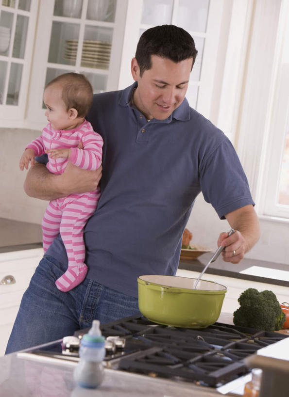 西方人,婴儿,儿童,中年人,两个人,家庭,父亲,站,抱,笑,微笑,露齿笑,竖图,室内,白天,正面,婴儿服装,烹饪,纯洁,厨房,厨具,金属制品,欧洲,欧洲人,握,服装,金属,锅子,奶瓶,勺子,拿,拿着,注视,休闲装,锅,小孩,衣服,瓶子,容器,调羹,汤匙,观察,看,站着,休闲,温暖,温馨,一家人,休闲服,父爱,可爱,童年,童趣,握着,服饰,活泼,锅具,奶嘴,婴儿用品,抱着,观看,储藏,灶具,和睦,察看,搂着,储存,关注,宝宝,燃气灶,童真,纯真,烂漫,无邪,烹饪用具,燃气具,伶俐,天真,男人,男性,中年男性,白种人,孩子,烹调用具,怀抱,搂,搂抱,烹调,相抱,拥抱,站立,半身,彩图,婴儿服,灶间,融洽,贮存