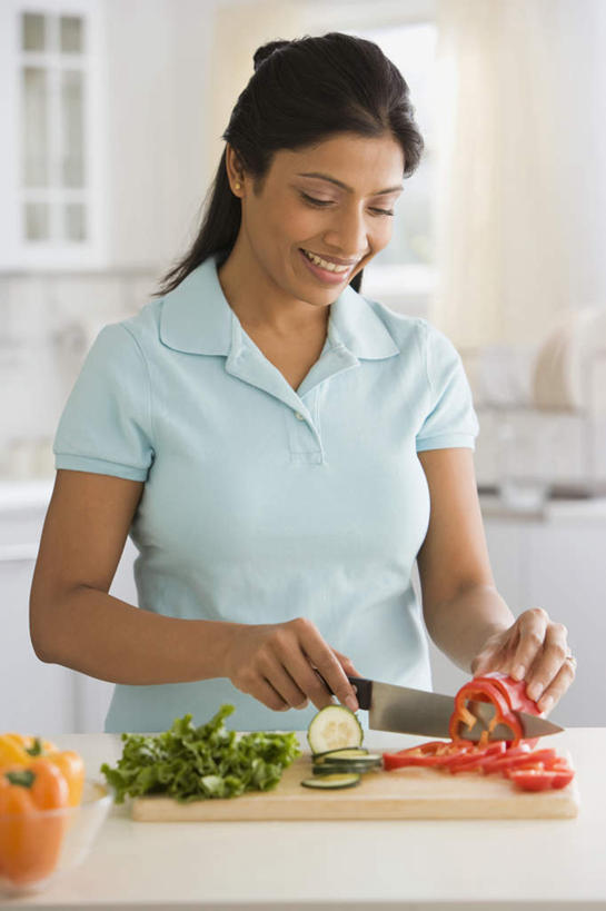 一个人,站,笑,微笑,露齿笑,竖图,室内,白天,正面,厨房,黄瓜,蔬菜,金属制品,亚洲,仅一个女性,仅一个人,一把,切开,阴影,服装,新鲜,反射,金属,工具,影子,墙,青椒,生菜,莴苣,食品,案板,刀具,注视,休闲装,墙壁,墙面,砧板,食物,衣服,白色,刀,低头,观察,看,切,站着,仅一个中年女性,休闲,休闲服,服饰,有机食品,绿色食品,观看,察看,关注,菜刀,剖面,切面,大椒,菜椒,春菜,鹅仔菜,莴仔菜,千金菜,切菜刀,叶用莴苣,女人,女性,中年女性,亚洲人,印度人,甜椒,柿子椒,青瓜,胡瓜,灯笼椒,站立,半身,彩图,灶间