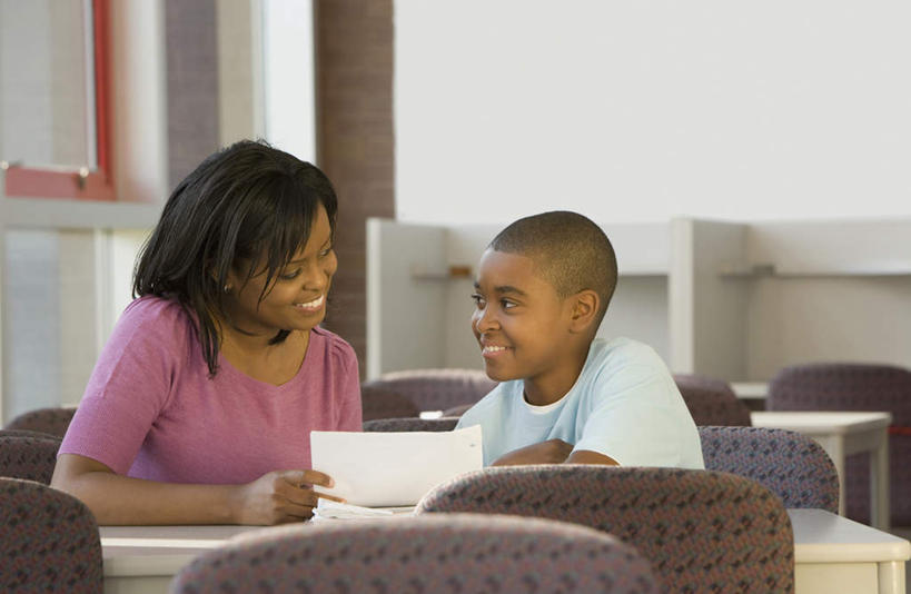 西方人,两个人,学生,学校,坐,笑,微笑,露齿笑,横图,室内,白天,正面,纯洁,桌子,椅子,欧洲,非洲,黑人,欧洲人,握,阴影,服装,朦胧,模糊,反射,笔,影子,墙,办公用品,注视,休闲装,书桌,校园,墙壁,墙面,文具,衣服,白色,课桌,铅笔,学习用品,低头,观察,看,休闲,教室,功课,休闲服,可爱,童年,童趣,握着,服饰,作业,观看,文具用品,察看,关注,童真,烂漫,无邪,天真,男孩,年轻女性,女人,女性,非洲人,老师,坐着,半身,彩图