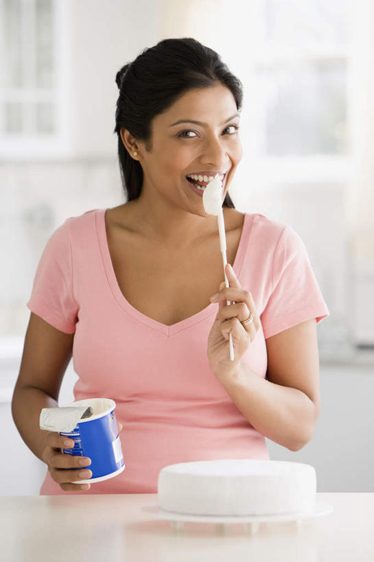 点心,一个人,站,笑,微笑,露齿笑,竖图,室内,白天,正面,下午茶,餐桌,桌子,亚洲,仅一个女性,仅一个人,一把,握,阴影,服装,朦胧,模糊,反射,影子,纸盒,勺子,食品,注视,休闲装,耳钉,盒子,装饰品,食物,糕点,衣服,粉色,包装盒,饰品,首饰,调羹,汤匙,观察,看,站着,仅一个中年女性,休闲,休闲服,舔,握着,服饰,餐台,观看,察看,关注,耳饰,女人,女性,中年女性,亚洲人,印度人,站立,半身,彩图,蛋糕