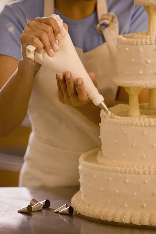 点心,西方人,一个人,站,竖图,室内,白天,正面,厨房,袋子,欧洲,欧洲人,仅一个女性,仅一个人,握,制作,阴影,服装,装饰,反射,裱花袋,围裙,影子,食品,婚礼蛋糕,挤,休闲装,加工,塑料袋,食物,糕点,衣服,白色,巧克力,站着,仅一个中年女性,休闲,休闲服,握着,服饰,面点师,烘焙师,裱花枪,裱花,女人,女性,中年女性,白种人,站立,半身,彩图,灶间,蛋糕,结婚蛋糕