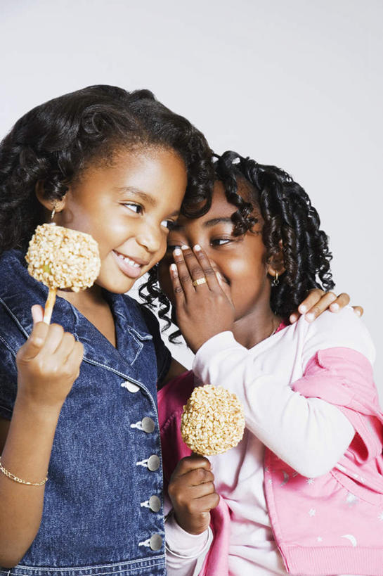 点心,西方人,儿童,两个人,家庭,站,笑,说,微笑,露齿笑,竖图,室内,白天,白色背景,正面,讨论,纯洁,苹果,水果,欧洲,非洲,黑人,欧洲人,握,服装,甜点,果实,拿,拿着,注视,休闲装,文化,小吃,小孩,衣服,观察,看,站着,休闲,温暖,温馨,一家人,休闲服,可爱,童年,童趣,握着,摄影,服饰,影棚,观看,和睦,察看,关注,私语,耳语,童真,烂漫,无邪,交流,天真,女孩,女人,女性,非洲人,沟通,讲话,交谈,商讨,说话,谈话,站立,半身,彩图,影棚拍摄,拍摄,苹果糖,太妃糖苹果,糖苹果,融洽,女生,传统文化