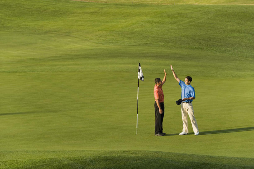 西方人,两个人,伙伴,朋友,站,竖图,室外,白天,侧面,快乐,兴奋,友谊,骄傲,成功,胜利,草地,草坪,植物,旗帜,欧洲,欧洲人,击掌,阴影,服装,光线,影子,球场,注视,休闲装,旗子,高尔夫球场,草,衣服,绿色,阳光,观察,看,手势,站着,休闲,休闲服,自信,服饰,观看,察看,关注,绿茵场,旌旗,旗号,友情,男人,男性,年轻男性,中年男性,白种人,拍手,站立,彩图,全身,欢乐,开心