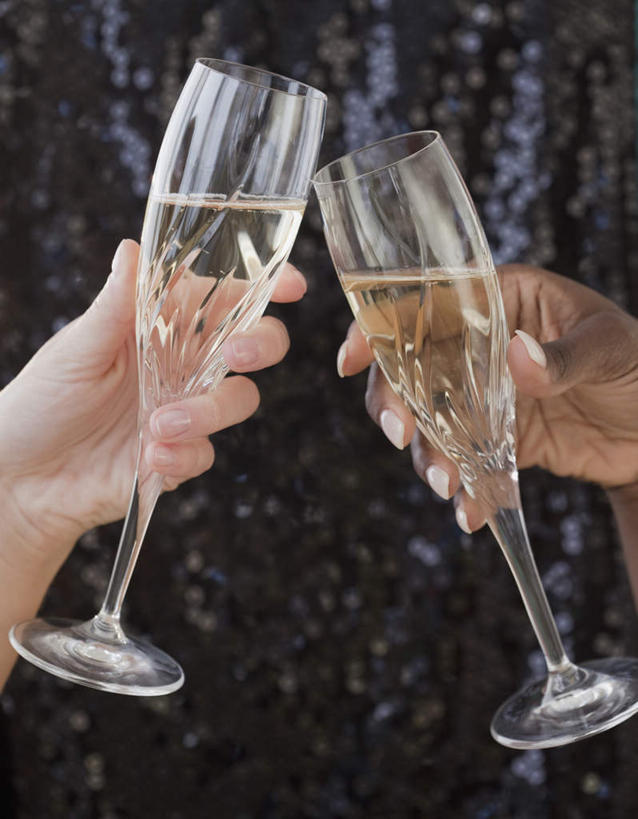 葡萄酒,西方人,手,两个人,竖图,室内,特写,白天,正面,奢侈,快乐,杯子,欧洲,非洲,黑人,欧洲人,双手,握,阴影,服装,庆祝,反射,高脚杯,影子,两杯,浪漫,休闲装,玻璃制品,酒,饮料,衣服,酒杯,香槟,干杯,碰杯,休闲,手部,休闲服,交际,友好,诱惑,握着,服饰,庆贺,礼仪,敬酒,香槟杯,劝酒,气泡酒,起泡酒,汽酒,年轻女性,女人,女性,中年女性,白种人,非洲人,玻璃杯,半身,彩图,高兴,欢笑