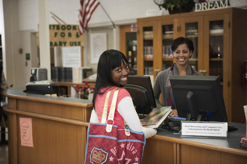 西方人,背部,两个人,前台,图书管理员,图书馆,站,笑,微笑,露齿笑,横图,室内,白天,正面,电脑,显示器,鼠标,键盘,桌子,欧洲,非洲,黑人,欧洲人,握,服装,网络,包,皮包,办公桌,拿,拿着,扭头,注视,休闲装,输入设备,通讯设备,衣服,观察,看,站着,转头,休闲,休闲服,服务台,台式电脑,握着,服饰,观看,单肩包,察看,关注,通信设备,输出设备,浏览室,年轻女性,女人,女性,白种人,非洲人,站立,半身,彩图,书库,图书库,帮助台,呼叫台,阅览室