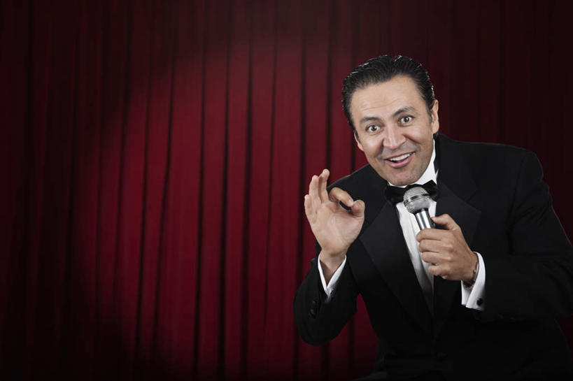 西方人,一个人,舞台,站,笑,微笑,露齿笑,横图,室内,白天,正面,西装,满意,胜利,欧洲,欧洲人,仅一个男性,仅一个人,仅一个中年男性,握,阴影,套装,正装,光线,影子,灯光,领带,拿,拿着,注视,职业装,红色,话筒,观察,看,手势,站着,同意,ok手势,握着,媒体,帷幕,观看,司仪,察看,麦克风,象征,庄重,关注,扩音器,广播,帷幔,身份,幕布,幕帘,主持人,传声器,主持,正式,地位,微音器,节目主持人,帷幔布,男人,男性,中年男性,白种人,表演台,站立,半身,彩图,追光,同意手势