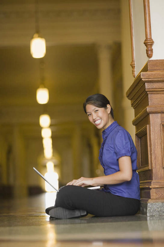 东方人,一个人,商务人士,商务女性,坐,笑,盘腿,微笑,露齿笑,竖图,室内,白天,侧面,电脑,笔记本电脑,照明,亚洲,仅一个年轻女性,仅一个女性,仅一个人,一排,许多,吊挂,敲打,悬挂,套装,整齐,网络,灯光,挂,扭头,注视,黄种人,输入,通讯设备,吊灯,灯,排列,灯具,打字,观察,看,转头,观看,点击,敲击,照亮,察看,无线,照明设备,队列,关注,通信设备,商务装,无线网络,无线上网,便携式电脑,工薪阶层,按键,手提电脑,年轻女性,女人,女性,亚洲人,白领,上班族,盘腿而坐,盘膝,盘着腿的,盘着腿坐,双腿交叉,坐着,彩图,全身
