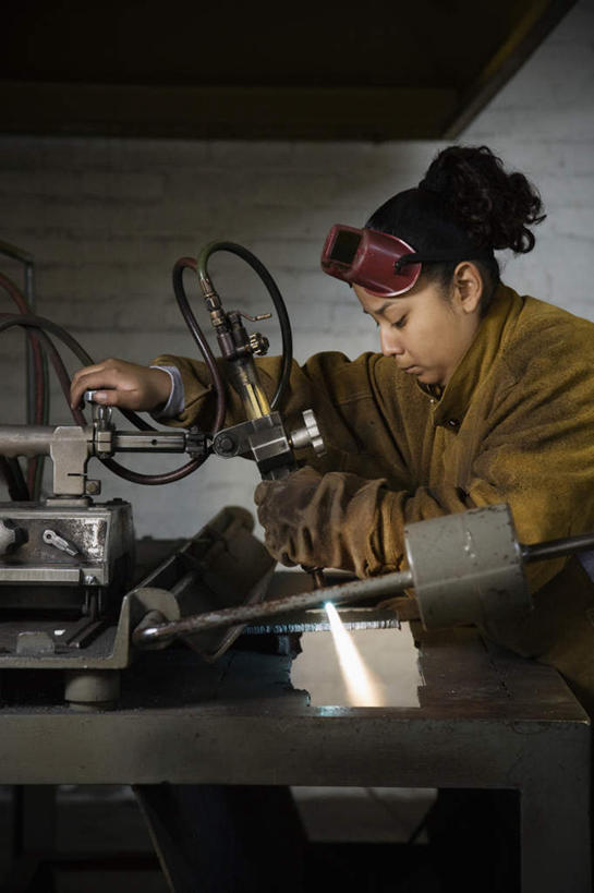 西方人,一个人,焊工,工厂,站,竖图,室内,白天,侧面,工作服,制服,安全,机器,欧洲,欧洲人,仅一个年轻女性,仅一个女性,仅一个人,连接,握,组合,防护,拿,拿着,注视,低头,观察,看,站着,握着,观看,保护,电焊,焊接,制造,机床,察看,紧固,关注,面罩,拼接,拼凑,保险,焊枪,车床,拼合,凑集,聚合,撮合,保全,周全,安稳,安定,牢固,电弧焊,工作制服,平安,年轻女性,女人,女性,白种人,电焊工,焊接工,站立,半身,彩图,工作套服,工地,制造厂,电焊面罩,工具机,工作母机