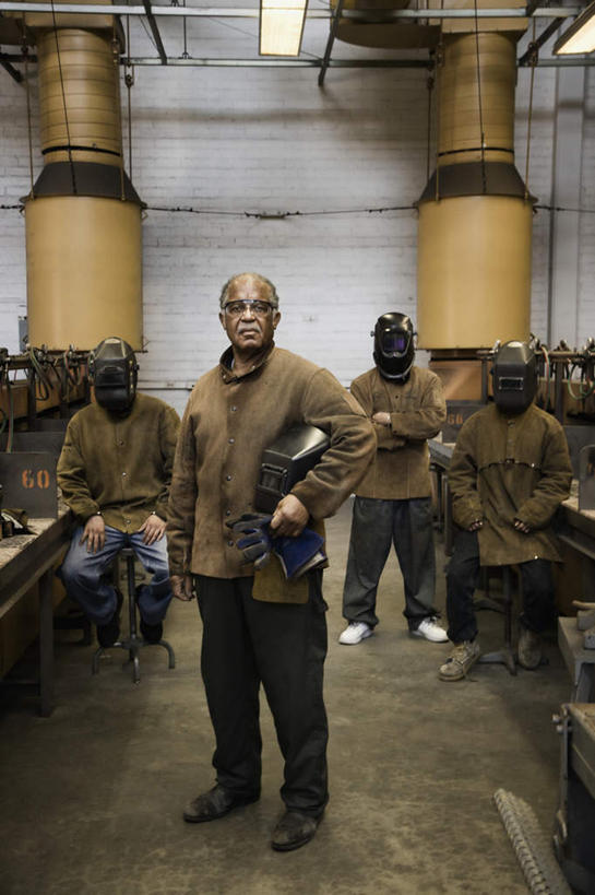 东方人,三个人,伙伴,朋友,焊工,工厂,站,竖图,室内,白天,正面,工作服,制服,友谊,安全,合作,团队,照明,亚洲,连接,握,组合,灯光,防护,拿,拿着,注视,黄种人,顶灯,灯,灯具,观察,看,站着,战略,握着,观看,保护,电焊,焊接,照亮,察看,紧固,照明设备,关注,面罩,拼接,拼凑,保险,焊枪,拼合,凑集,聚合,撮合,保全,周全,安稳,安定,牢固,联合,合谋,电弧焊,工作制服,配合,平安,协作,男人,男性,年轻男性,中年男性,亚洲人,电焊工,焊接工,站立,彩图,全身,工作套服,工地,制造厂,电焊面罩