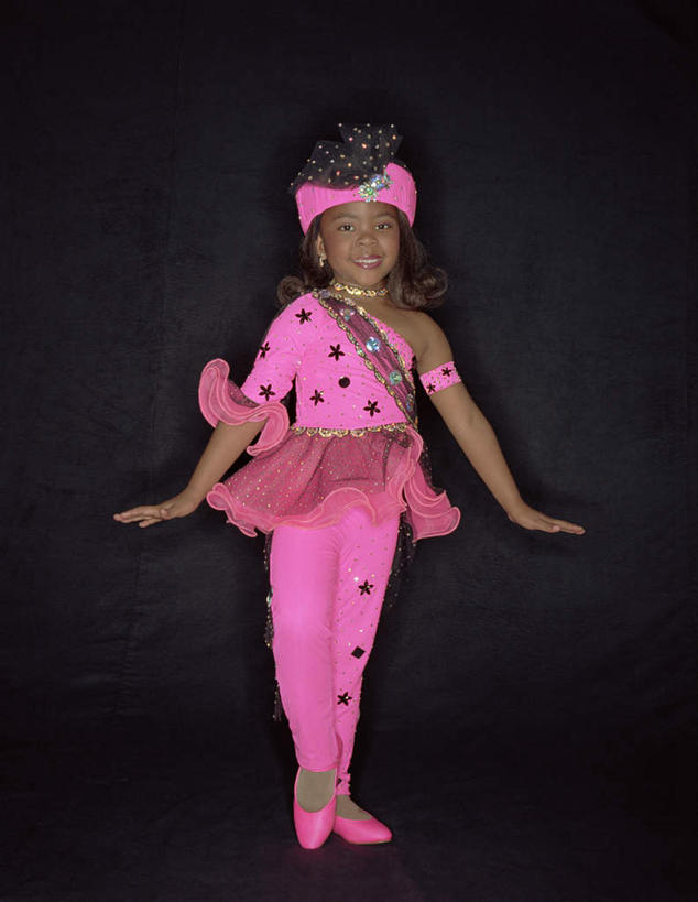 西方人,儿童,一个人,站,伸展双臂,笑,微笑,露齿笑,竖图,室内,白天,正面,晚礼服,纯洁,欧洲,非洲,黑人,欧洲人,仅一个女性,仅一个人,黑色背景,注视,小孩,观察,看,站着,仅一个小孩,可爱,童年,童趣,摄影,影棚,观看,察看,关注,童真,烂漫,无邪,天真,女孩,女人,女性,非洲人,孩子,敞开双臂,伸开双臂,展开双肩,站立,张开手臂,张开双臂,彩图,全身,影棚拍摄,晚宴服,舞会服,洋服,洋装,夜礼服,拍摄,女生