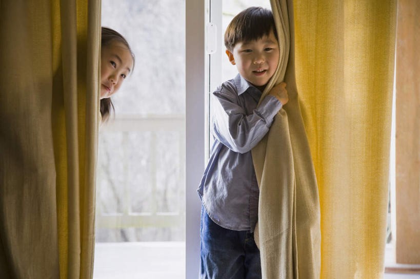 东方人,儿童,两个人,家庭,站,笑,微笑,露齿笑,横图,室内,白天,正面,游戏,纯洁,树林,植物,窗户,窗帘,落地窗,亚洲,握,服装,装饰,玩,注视,休闲装,黄种人,娱乐,玻璃窗,树,树木,小孩,衣服,绿色,自然,帘子,观察,看,站着,休闲,温暖,温馨,一家人,休闲服,遮阳,可爱,童年,童趣,握着,遮,遮掩,服饰,生长,成长,观看,活动,华丽,修饰,点缀,和睦,察看,掩盖,遮挡,捉迷藏,发泄,关注,消遣,智力,躲猫猫,童真,烂漫,无邪,遮盖,宣泄,衬托,美观,雅致,雅观,掩饰,天真,男孩,男人,男性,女孩,女人,女性,亚洲人,玩耍,嬉戏,站立,半身,彩图,融洽,男生,女生