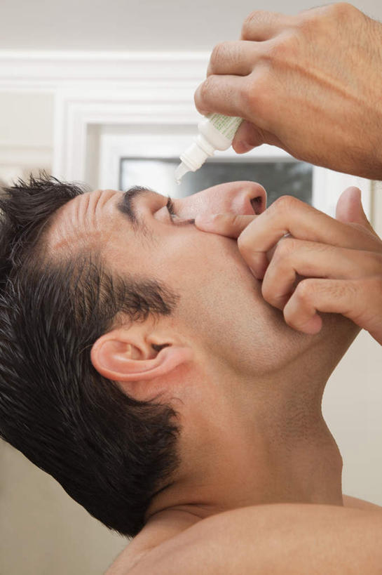 西方人,脸,头,脸颊,一个人,站,竖图,室内,特写,白天,侧面,欧洲,欧洲人,双手,仅一个男性,仅一个人,仅一个中年男性,握,药剂,拿,拿着,注视,裸露,肩膀,瓶子,塑料制品,观察,看,站着,塑料瓶,治疗,握着,保健,观看,药物,察看,医疗,关注,裸,预防,眼药水,男人,男性,中年男性,白种人,头部,脸部,脸蛋,面部,抬头,仰头,站立,半身,彩图