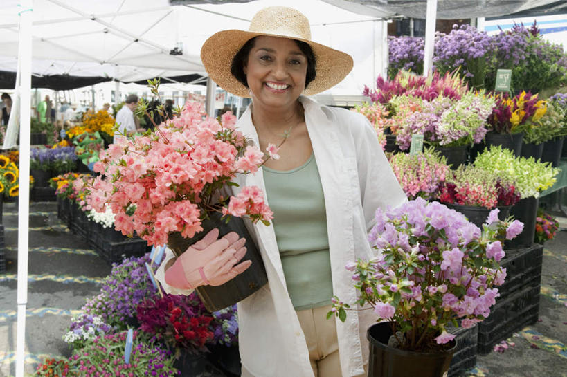 西方人,一个人,花店,商店,站,笑,微笑,露齿笑,横图,室内,白天,正面,帽子,欧洲,非洲,黑人,欧洲人,仅一个女性,仅一个人,握,服装,盛开,草帽,拿,花蕾,拿着,注视,休闲装,商铺,花,花瓣,花朵,鲜花,衣服,花苞,花蕊,观察,看,站着,休闲,休闲服,握着,服饰,仅一个老年女性,观看,察看,关注,市肆,商号,老年女性,女人,女性,非洲人,站立,半身,彩图,店铺