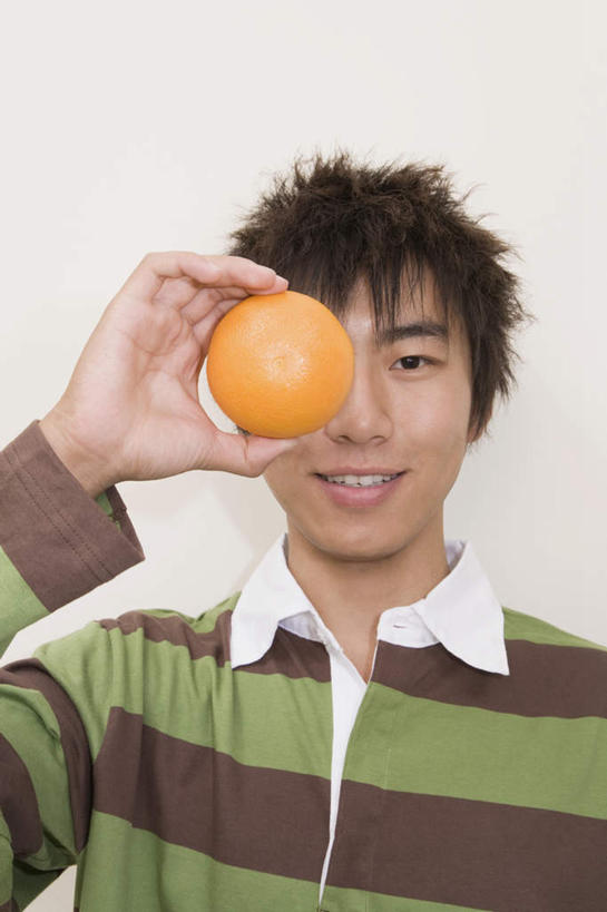 东方人,一个人,站,笑,微笑,露齿笑,竖图,室内,白天,白色背景,正面,水果,亚洲,仅一个男性,仅一个人,握,服装,新鲜,生食,食品,果实,拿,拿着,注视,休闲装,黄种人,食物,仅一个年轻男性,一个,衣服,观察,看,站着,休闲,休闲服,握着,遮,遮掩,摄影,服饰,有机食品,绿色食品,影棚,单个,观看,察看,掩盖,遮挡,甜橙,关注,遮盖,掩饰,男人,男性,年轻男性,亚洲人,橙子,橙,站立,半身,彩图,影棚拍摄,拍摄,鹄壳,黄橙,黄果,金橙,金环,金球,糖橙
