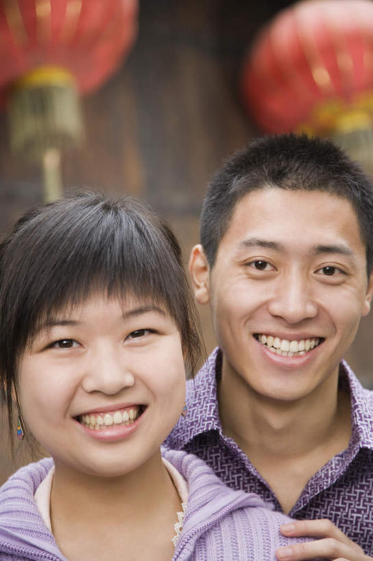 东方人,脸,头,脸颊,手,两个人,站,笑,微笑,露齿笑,竖图,室外,特写,白天,正面,毛衣,爱情,照明,亚洲,服装,朦胧,模糊,灯笼,纸灯笼,浪漫,注视,休闲装,黄种人,肩膀,衣服,红色,灯具,观察,看,站着,休闲,温暖,温馨,手部,休闲服,恩爱,搭,恋人,服饰,观看,单手,照亮,和睦,察看,照明设备,搭着,关注,线衫,男人,男性,年轻男性,年轻女性,女人,女性,亚洲人,头部,脸部,脸蛋,面部,情侣,站立,半身,彩图,绒衣,套衫,套头毛衣,线衣,伴侣,融洽