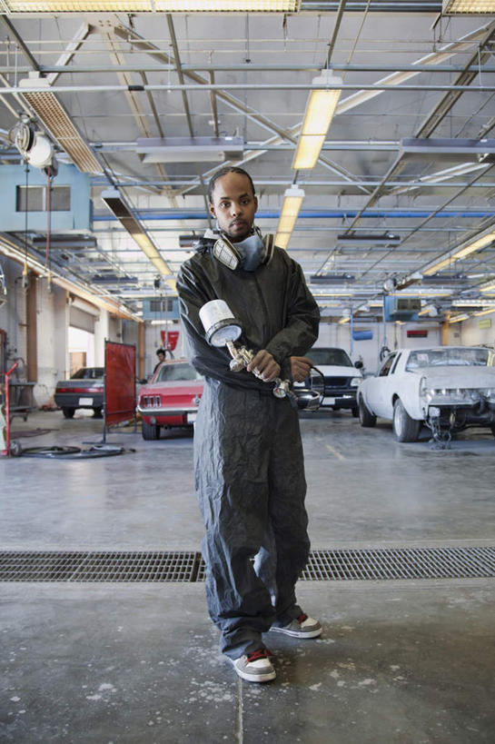 西方人,一个人,机修工,工厂,站,竖图,室内,白天,正面,工作服,制服,安全,照明,欧洲,非洲,黑人,欧洲人,仅一个男性,仅一个人,握,灯光,防护,拿,拿着,注视,顶灯,灯,工人,仅一个年轻男性,灯具,观察,看,站着,握着,观看,保护,照亮,察看,照明设备,关注,面罩,保险,保全,周全,安稳,安定,工作制服,平安,男人,男性,年轻男性,非洲人,机械师,机修工人,站立,彩图,全身,工作套服,工地,制造厂,电焊面罩