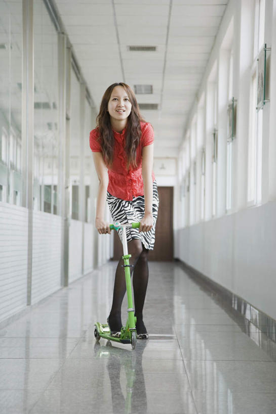 东方人,一个人,站,笑,微笑,露齿笑,竖图,室内,白天,正面,锻炼,运动,窗户,亚洲,仅一个年轻女性,仅一个女性,仅一个人,握,服装,走道,走廊,过道,注视,休闲装,黄种人,极限运动,踩,玻璃窗,衣服,踩着,观察,看,站着,休闲,休闲服,滑板车,握着,服饰,滑板,观看,察看,关注,体育,年轻女性,女人,女性,亚洲人,站立,彩图,全身,健身,滑板运动