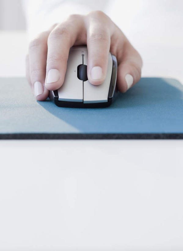 西方人,手,一个人,竖图,室内,特写,白天,正面,鼠标,桌面,桌子,欧洲,欧洲人,仅一个年轻女性,仅一个女性,仅一个人,握,木制,鼠标垫,拿,拿着,输入设备,木制品,垫子,手部,握着,单手,便利,舒适,年轻女性,女人,女性,白种人,半身,彩图