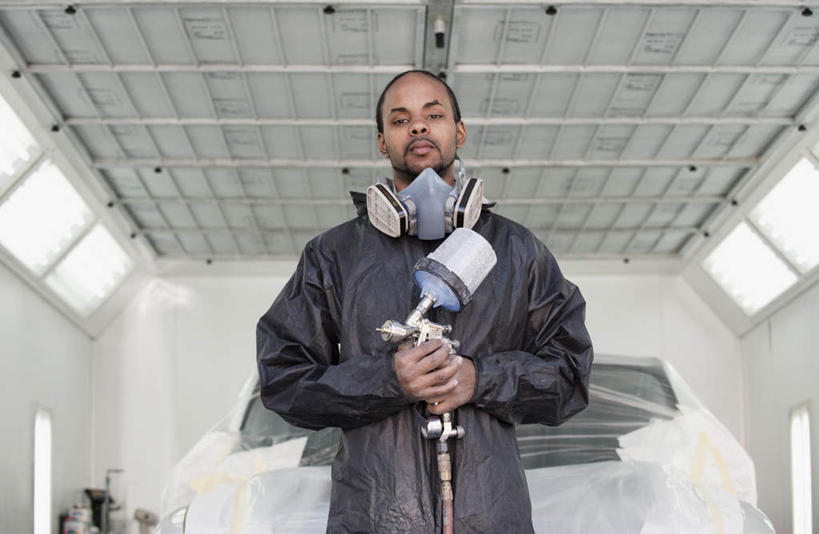 西方人,一个人,机修工,工厂,站,横图,室内,白天,仰视,工作服,制服,安全,车间,机器,窗户,汽车,欧洲,非洲,黑人,欧洲人,仅一个男性,仅一个人,握,分离,面具,器材,墙,防护,过滤,拿,分开,拿着,注视,玻璃窗,墙壁,墙面,车,工人,仅一个年轻男性,交通工具,轿车,观察,看,站着,机械,隔断,握着,遮掩,观看,保护,隔离,察看,掩盖,遮挡,关注,面罩,净化,载具,间隔,喷雾器,防毒面具,遮盖,掩饰,断绝,隔开,屏蔽,屏绝,远离,中断,阻遏,阻隔,导气管,防护器材,滤毒罐,工作制服,男人,男性,年轻男性,非洲人,机械师,机修工人,站立,半身,彩图,低角度拍摄,工作套服,制造厂,油漆喷雾器