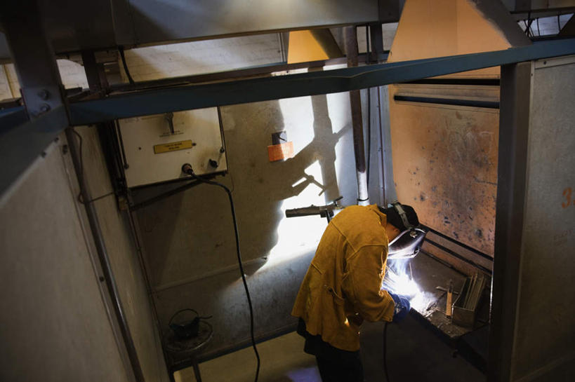 西方人,一个人,机修工,站,横图,俯视,室内,白天,工作服,制服,安全,欧洲,欧洲人,仅一个年轻女性,仅一个女性,仅一个人,连接,握,组合,眼镜,防护,拿,拿着,注视,工人,建筑工地,低头,观察,看,站着,握着,观看,护目镜,保护,电焊,焊接,察看,紧固,关注,面罩,拼接,拼凑,保险,焊枪,拼合,凑集,聚合,撮合,保全,周全,安稳,安定,牢固,地盘,建筑地盘,施工地盘,电弧焊,安全防护眼镜,垂头,工作制服,平安,年轻女性,女人,女性,白种人,机械师,机修工人,站立,半身,彩图,高角度拍摄,工作套服,工地,电焊面罩,防护眼镜