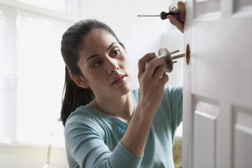 东方人,一个人,站,横图,室内,白天,正面,门,金属制品,亚洲,仅一个年轻女性,仅一个女性,仅一个人,连接,握,组合,服装,金属,工具,拿,拿着,注视,休闲装,黄种人,衣服,把手,门把手,门框,观察,看,站着,休闲,休闲服,握着,服饰,观看,螺丝刀,起子,链接,门把,五金,察看,紧固,关注,拼接,拼凑,拼合,凑集,聚合,撮合,链结,牢固,改锥,年轻女性,女人,女性,亚洲人,拉手,站立,半身,彩图