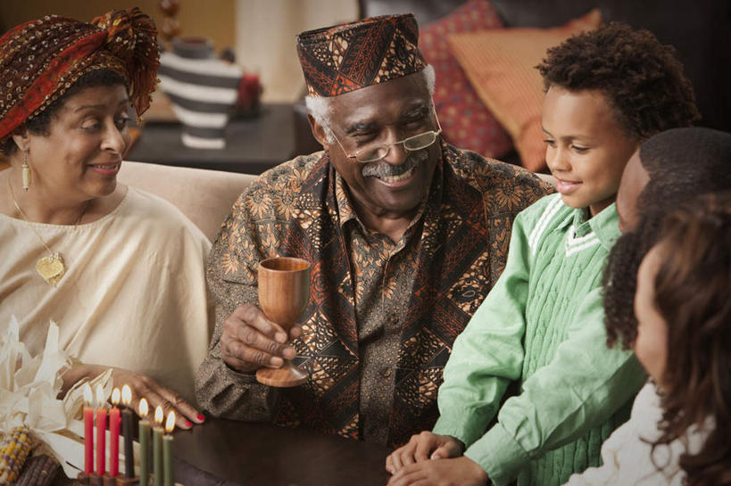 西方人,儿童,中年人,老年人,夫妻,母亲,父亲,儿子,祖母,祖父,三代同堂,客厅,坐,笑,微笑,露齿笑,横图,俯视,室内,白天,民族服装,爱情,纯洁,靠垫,沙发,杯子,蜡烛,欧洲,非洲,黑人,欧洲人,五个人,一副,握,阴影,服装,光线,火焰,眼镜,影子,烛光,烛台,靠枕,许多人,浪漫,燃烧,拿,拿着,注视,休闲装,祖孙三代,小孩,衣服,垫子,枕头,点燃,观察,看,一群人,休闲,温暖,温馨,父子,母子,休闲服,恩爱,父爱,可爱,母爱,童年,童趣,握着,恋人,服饰,奶奶,爷爷,观看,祖孙,和睦,察看,起居室,蜡烛架,关注,近视眼镜,布艺沙发,童真,烂漫,无邪,圣餐杯,外婆,外祖母,外公,外祖父,外孙,外孙子,圣杯,客堂,烛架,天真,老年男性,老年女性,男孩,男人,男性,女人,女性,中年男性,中年女性,白种人,非洲人,孩子,夫妇,情侣,全家福,孙子,坐着,半身,彩图,高角度拍摄,传统服装,民俗服,伴侣,融洽,男生,爸爸,多代同堂,妈妈