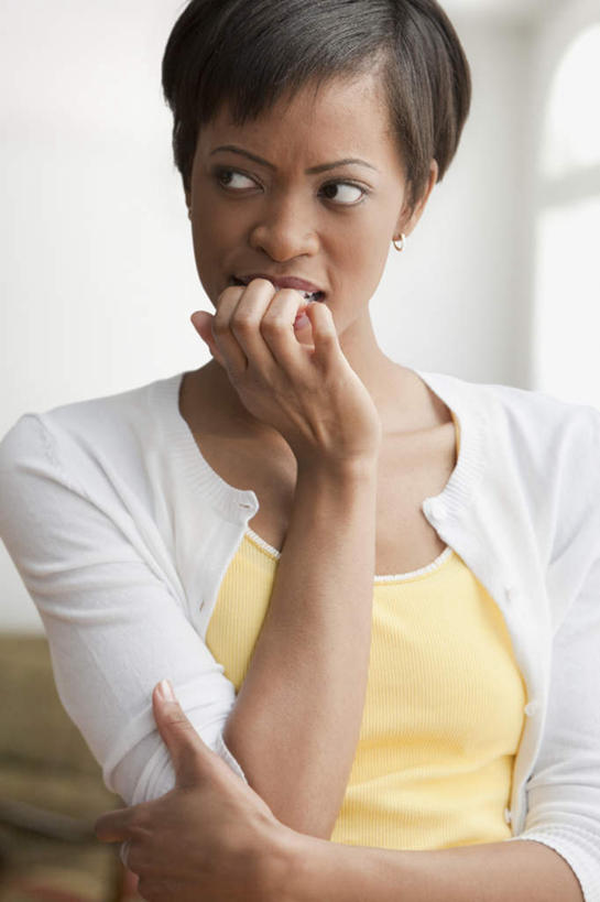 西方人,一个人,站,竖图,室内,白天,正面,欧洲,非洲,黑人,欧洲人,仅一个年轻女性,仅一个女性,仅一个人,撑,咬,服装,墙,托腮,注视,休闲装,墙壁,墙面,衣服,白色,观察,看,托,站着,休闲,休闲服,服饰,观看,害怕,咬着,察看,胆怯,关注,托下巴,畏惧,年轻女性,女人,女性,非洲人,站立,半身,彩图