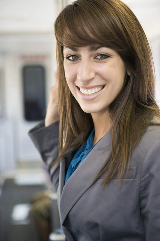 西方人,一个人,商务人士,商务女性,站,笑,微笑,露齿笑,竖图,室内,白天,侧面,欧洲,欧洲人,仅一个年轻女性,仅一个女性,仅一个人,握,套装,朦胧,模糊,扶手,扭头,注视,把手,门把手,观察,看,站着,转头,握着,观看,门把,察看,关注,商务装,工薪阶层,公交车拉手,年轻女性,女人,女性,白种人,白领,上班族,拉手,站立,半身,彩图