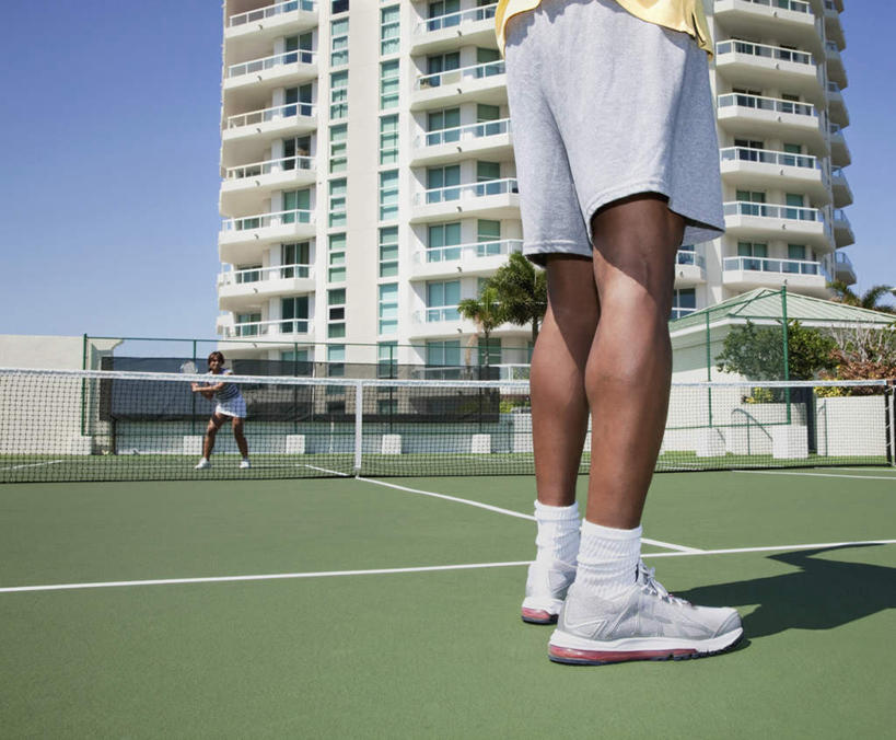 西方人,两个人,家庭,夫妻,高楼大厦,站,横图,室外,白天,仰视,运动服,运动鞋,爱情,锻炼,旅游,度假,运动,网球,植物,大厦,建筑,摩天大楼,棕榈树,鞋子,叶子,欧洲,非洲,黑人,欧洲人,握,阴影,服装,光线,网球拍,影子,球场,网球场,绿叶,球拍,网球装备,浪漫,拿,拿着,注视,娱乐,运动器械,场地,树,树木,衣服,蓝色,绿色,蓝天,天空,阳光,自然,楼宇,天,观察,看,站着,享受,休闲,温暖,温馨,一家人,嫩叶,健身器械,恩爱,放松,握着,恋人,服饰,生长,晴朗,成长,观看,休闲鞋,和睦,察看,衣着,穿着,关注,室外运动,健身器材,户外运动,棕榈叶,万里无云,衣饰,网球运动,男人,男性,年轻女性,女人,女性,中年男性,白种人,非洲人,年轻人,夫妇,情侣,叶,叶片,晴空,晴空万里,站立,半身,彩图,低角度拍摄,健身,大楼,高层建筑,高楼,摩天楼,网球场地,硬地场,伴侣,融洽,运动器材,运动装