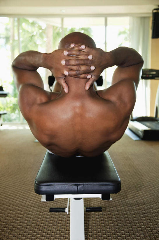 西方人,一个人,躺,仰卧起坐,竖图,室内,白天,锻炼,运动,植物,窗户,欧洲,非洲,黑人,欧洲人,仅一个男性,仅一个人,仅一个中年男性,抱头,娱乐,裸露,玻璃窗,树,树木,背面,绿色,自然,享受,休闲,放松,生长,成长,双手抱头,裸,室内运动,捧首,捧头,卧着,男人,男性,中年男性,非洲人,躺着,卧,仰卧,彩图,全身,健身