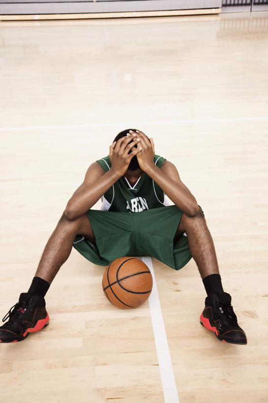 西方人,一个人,运动员,体育馆,运动场,坐,闭眼,竖图,室内,白天,正面,运动服,运动鞋,篮球,鞋子,欧洲,非洲,黑人,欧洲人,仅一个男性,仅一个人,抱头,服装,篮球场,球场,篮球装备,篮球运动员,运动器械,场地,体育场,仅一个年轻男性,一个,衣服,绿色,健身器械,服饰,单个,休闲鞋,双手抱头,衣着,穿着,健身器材,篮球运动,运动馆,捧首,捧头,衣饰,男人,男性,年轻男性,非洲人,体育运动员,运动选手,闭眼睛,闭着眼,闭着眼睛,坐着,彩图,全身,篮球场地,运动器材,运动装