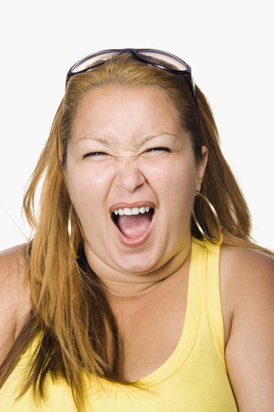 西方人,脸,头,脸颊,一个人,站,竖图,室内,特写,白天,白色背景,正面,欧洲,欧洲人,仅一个女性,仅一个人,一副,服装,背心,眼镜,大喊,注视,肩膀,衣服,黄色,观察,看,站着,张嘴,仅一个中年女性,摄影,服饰,影棚,观看,大叫,察看,衣着,穿着,关注,近视眼镜,张大嘴巴,大呼,衣饰,女人,女性,中年女性,白种人,头部,脸部,脸蛋,面部,张开嘴,站立,半身,彩图,影棚拍摄,拍摄