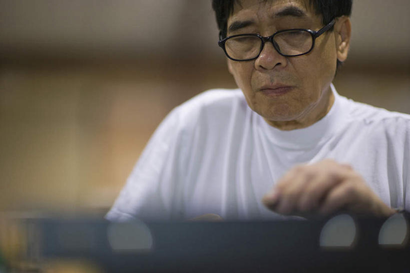 东方人,一个人,机修工,工厂,横图,室内,白天,正面,亚洲,仅一个男性,仅一个人,一副,握,服装,朦胧,模糊,眼镜,拿,拿着,注视,休闲装,黄种人,工人,仅一个年轻男性,衣服,白色,观察,看,休闲,休闲服,握着,服饰,观看,修理,察看,衣着,穿着,关注,近视眼镜,衣饰,补缀,修缮,男人,男性,年轻男性,亚洲人,机械师,机修工人,半身,彩图,工地,制造厂