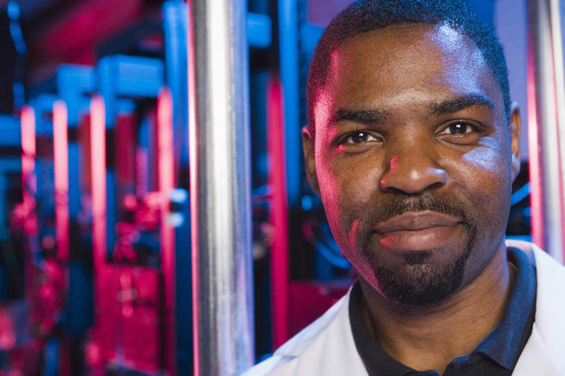 西方人,一个人,科学家,站,笑,微笑,横图,室内,白天,正面,实验,研发,欧洲,非洲,黑人,欧洲人,仅一个男性,仅一个人,仅一个中年男性,阴影,服装,研究,光线,科学,影子,实验室,研究室,灯光,注视,衣服,白色,观察,看,站着,服饰,观看,科研,察看,衣着,科研人员,白大褂,穿着,关注,化验,研究者,检验,研究所,实验服,科学研究者,化验室,检验室,衣饰,男人,男性,中年男性,非洲人,科学工作者,站立,半身,彩图,实验衣