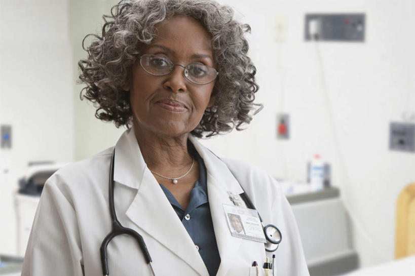 西方人,一个人,医生,医院,站,横图,室内,白天,正面,项链,欧洲,非洲,黑人,欧洲人,仅一个女性,仅一个人,一副,服装,朦胧,模糊,眼镜,注视,装饰品,衣服,白色,饰品,首饰,听诊器,观察,看,站着,医护人员,医疗人员,服饰,仅一个老年女性,观看,老花镜,察看,医疗设备,衣着,白大褂,穿着,关注,医疗器械,医疗工具,实验服,医疗机构,衣饰,远视眼镜,检测工具,老年女性,女人,女性,非洲人,大夫,站立,半身,彩图,病院,诊所,实验衣