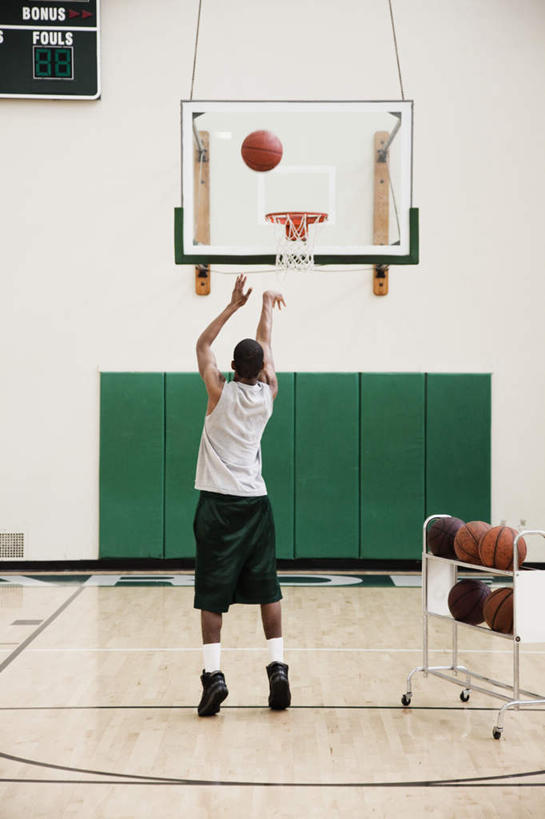 西方人,一个人,运动员,体育馆,运动场,站,举,竖图,室内,白天,运动服,篮球,欧洲,非洲,黑人,欧洲人,仅一个男性,仅一个人,服装,篮球框,篮球装备,投篮,篮球运动员,运动器械,体育场,仅一个年轻男性,一个,背面,衣服,白色,托,站着,健身器械,篮球网,灌篮,扣篮,服饰,单个,衣着,穿着,健身器材,篮球运动,篮球板,运动馆,衣饰,男人,男性,年轻男性,非洲人,体育运动员,运动选手,举起,举手,举着,向上举,向上伸,向上托,站立,彩图,全身,运动器材,运动装