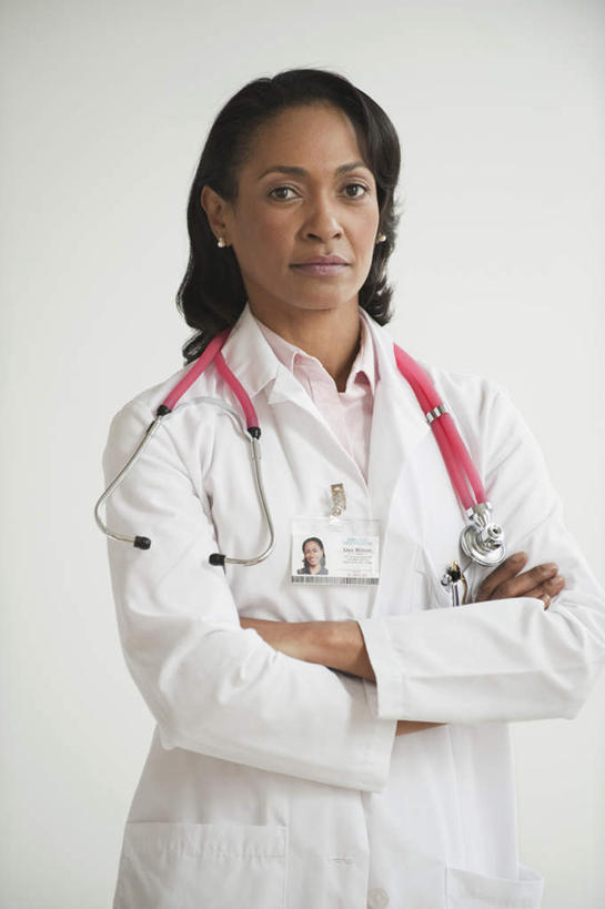 西方人,一个人,医生,站,双手交叉,竖图,室内,白天,白色背景,正面,欧洲,非洲,黑人,欧洲人,仅一个女性,仅一个人,服装,注视,衣服,白色,听诊器,观察,看,站着,仅一个中年女性,医护人员,医疗人员,摄影,服饰,影棚,观看,察看,医疗设备,双手抱胸,衣着,白大褂,穿着,关注,医疗器械,医疗工具,实验服,衣饰,检测工具,女人,女性,中年女性,非洲人,大夫,站立,半身,彩图,影棚拍摄,拍摄,实验衣