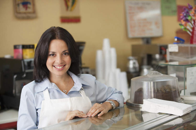 西方人,一个人,店员,餐厅,站,笑,微笑,露齿笑,横图,室内,白天,正面,桌子,杯子,欧洲,欧洲人,仅一个女性,仅一个人,一堆,许多,阴影,堆叠,堆积,服装,朦胧,模糊,反射,围裙,影子,注视,休闲装,衣服,白色,纸制品,观察,看,站着,仅一个中年女性,营业员,休闲,休闲服,搭,服饰,观看,纸杯,堆,察看,搭着,关注,一次性杯子,销售人员,女人,女性,中年女性,白种人,售货员,站立,半身,彩图,餐馆,饭店,饭馆