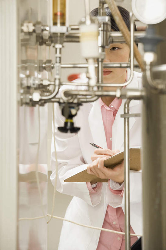 东方人,一个人,科学家,栏杆,站,竖图,室内,白天,正面,亚洲,仅一个女性,仅一个人,握,阴影,服装,反射,测量,笔,标志,数字,文字,影子,字符,实验室,围栏,研究室,办公用品,指针,注视,黄种人,标识,护栏,水笔,文具,衣服,白色,学习用品,观察,看,站着,仅一个中年女性,压力,握着,阿拉伯数字,服饰,观看,文具用品,一支,察看,衣着,科研人员,白大褂,穿着,关注,研究者,记录板,仪表盘,试验室,记事板,实验服,压力表,科学研究者,衣饰,女人,女性,中年女性,亚洲人,科学工作者,站立,半身,彩图,实验衣