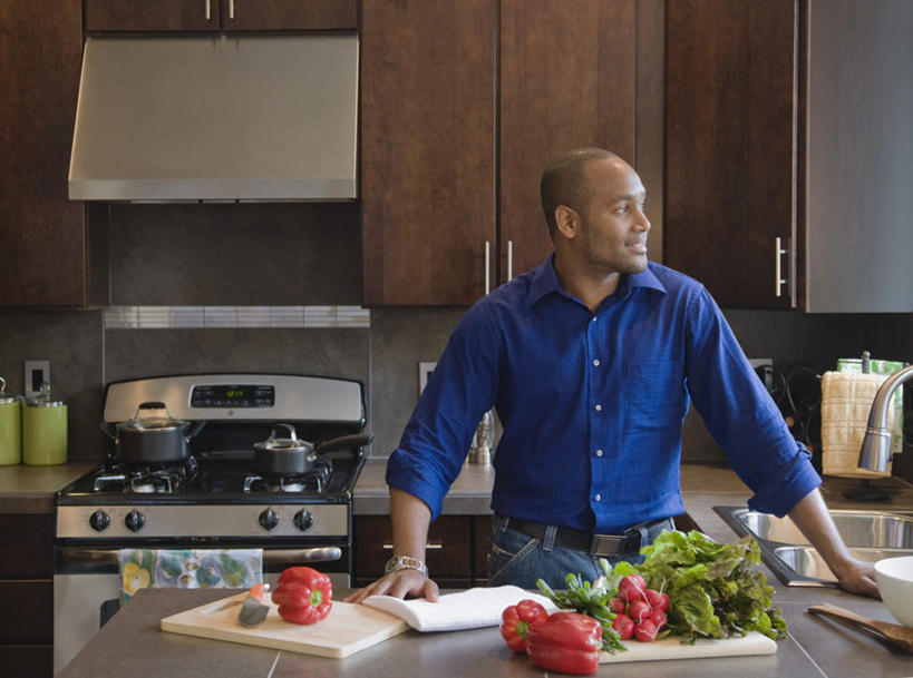 西方人,一个人,站,笑,微笑,露齿笑,横图,室内,白天,正面,衬衫,厨房,柜子,蔬菜,厨具,金属制品,欧洲,非洲,黑人,欧洲人,仅一个男性,仅一个人,仅一个中年男性,许多,撑,阴影,新鲜,反射,金属,工具,影子,青椒,食品,案板,刀具,储物柜,扭头,注视,砧板,食物,红色,蓝色,刀,观察,看,站着,转头,有机食品,绿色食品,观看,灶具,察看,撑着,储存,关注,菜刀,燃气灶,大椒,菜椒,切菜刀,燃气具,储备,蕴藏,贮备,男人,男性,中年男性,非洲人,甜椒,柿子椒,灯笼椒,站立,半身,彩图,衬衣,灶间,贮存