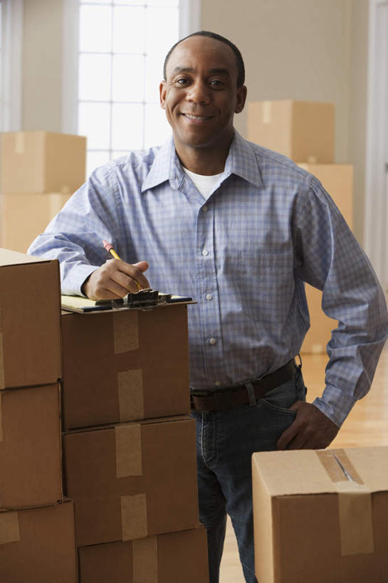 西方人,一个人,站,竖图,室内,白天,正面,欧洲,非洲,黑人,欧洲人,仅一个男性,仅一个人,仅一个中年男性,一堆,许多,阴影,堆叠,堆积,服装,反射,包装,笔,影子,纸箱,办公用品,注视,休闲装,手叉腰,水笔,文具,衣服,容器,学习用品,箱子,叉腰,观察,看,站着,休闲,休闲服,服饰,观看,堆,搬家,文具用品,察看,迁移,关注,纸板箱,记录板,记事板,包装箱,迁居,乔迁,搬迁,男人,男性,中年男性,非洲人,站立,半身,彩图