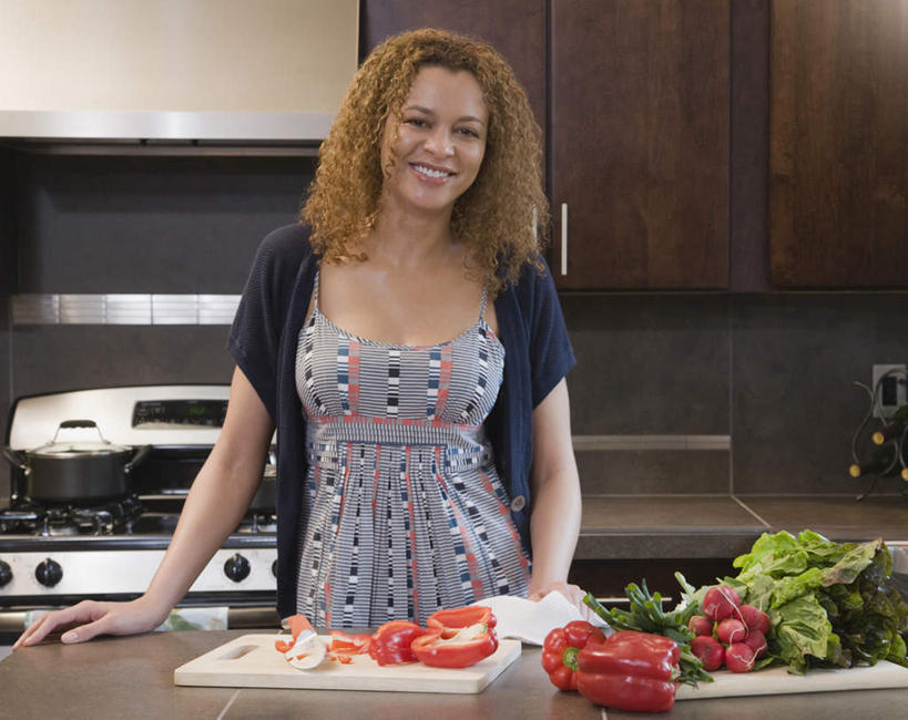 西方人,一个人,站,笑,微笑,露齿笑,横图,室内,白天,正面,裙子,厨房,蔬菜,厨具,金属制品,欧洲,非洲,黑人,欧洲人,仅一个女性,仅一个人,阴影,连衣裙,新鲜,反射,金属,工具,影子,墙,青椒,食品,案板,刀具,注视,墙壁,墙面,砧板,食物,刀,观察,看,站着,仅一个中年女性,有机食品,绿色食品,观看,灶具,察看,关注,菜刀,燃气灶,大椒,菜椒,切菜刀,燃气具,女人,女性,中年女性,非洲人,甜椒,柿子椒,灯笼椒,站立,半身,彩图,灶间