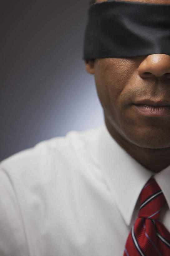 西方人,脸,头,脸颊,一个人,商务人士,商务男性,竖图,室内,特写,白天,正面,衬衫,欧洲,非洲,黑人,欧洲人,仅一个男性,仅一个人,仅一个中年男性,阴影,灰色背景,套装,反射,影子,领带,肩膀,一个,黑色,眼罩,遮,遮掩,摄影,影棚,单个,掩盖,遮挡,象征,庄重,商务装,身份,工薪阶层,遮盖,正式,地位,掩饰,男人,男性,中年男性,非洲人,头部,脸部,脸蛋,面部,白领,上班族,半身,彩图,影棚拍摄,衬衣,拍摄,睡眠眼罩,遮光眼罩