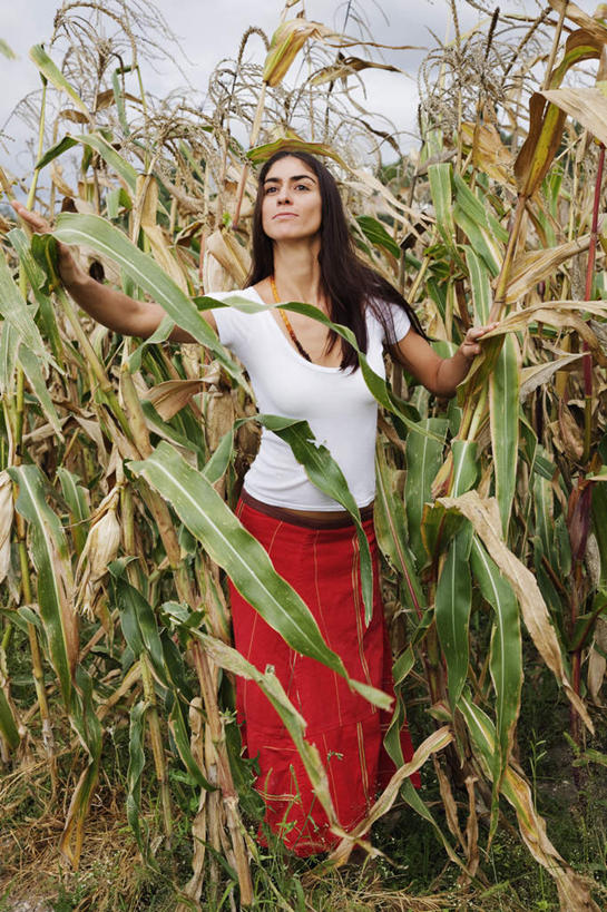 西方人,一个人,农田,站,拉,竖图,室外,白天,正面,庄稼,农作物,美景,欧洲,欧洲人,仅一个年轻女性,仅一个女性,仅一个人,握,服装,景观,注视,休闲装,衣服,自然,观察,看,站着,休闲,休闲服,景色,握着,服饰,观看,察看,关注,自然风光,迷路,年轻女性,女人,女性,白种人,玉米田,站立,半身,彩图,耕地,庄稼田