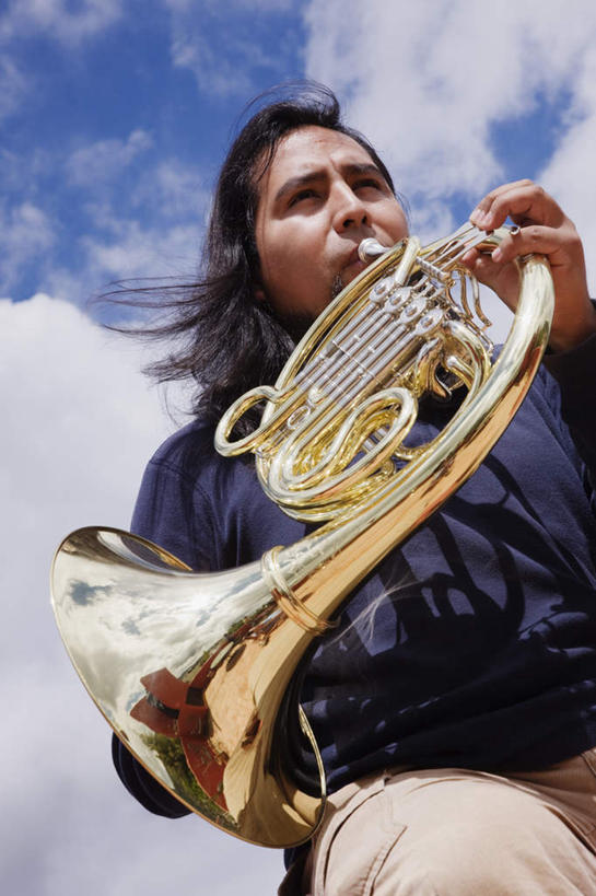 西方人,一个人,竖图,室外,白天,仰视,欧洲,欧洲人,仅一个男性,仅一个人,握,阴影,服装,光线,影子,云,云朵,乐器,铜管乐器,圆号,吹奏,演奏,云彩,注视,休闲装,仅一个年轻男性,一个,衣服,蓝色,白云,蓝天,天空,阳光,天,观察,看,休闲,休闲服,握着,服饰,晴朗,单个,观看,察看,法国号,关注,铜管,男人,男性,年轻男性,白种人,晴空,半身,彩图,低角度拍摄