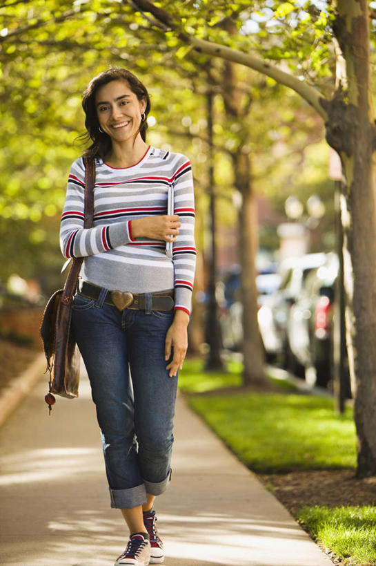 西方人,一个人,走,笑,微笑,竖图,室外,白天,正面,草地,草坪,植物,道路,路,汽车,欧洲,欧洲人,仅一个年轻女性,仅一个女性,仅一个人,阴影,服装,朦胧,模糊,光线,包,影子,小路,交通,注视,休闲装,车,草,树,树木,衣服,绿色,阳光,自然,交通工具,轿车,观察,看,休闲,休闲服,服饰,生长,成长,观看,察看,关注,载具,斜挎包,年轻女性,女人,女性,白种人,步行,散步,走路,彩图,全身