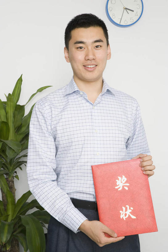 东方人,一个人,商务人士,商务男性,站,笑,微笑,露齿笑,竖图,室内,白天,正面,衬衫,成功,胜利,植物,亚洲,仅一个男性,仅一个人,握,阴影,套装,时间,反射,盆栽,时钟,影子,盆景,计时,注视,黄种人,仅一个年轻男性,一个,红色,绿色,自然,挂钟,钟表,观察,看,站着,表,光彩,握着,生长,单个,成长,观看,察看,关注,奖励,商务装,奖状,荣誉,工薪阶层,荣耀,光荣,男人,男性,年轻男性,亚洲人,白领,上班族,钟,站立,半身,彩图,衬衣,证明书