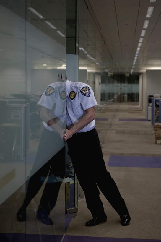 西方人,一个人,警察,警卫,站,竖图,室内,白天,正面,工作服,制服,欧洲,欧洲人,仅一个男性,仅一个人,阴影,服装,光线,影子,墙,灯光,墙壁,墙面,仅一个年轻男性,衣服,站着,遮,遮掩,服饰,掩盖,遮挡,衣着,穿着,警服,遮盖,掩饰,工作制服,衣饰,男人,男性,年轻男性,白种人,保安,警卫员,看守,卫兵,站立,彩图,全身,工作套服